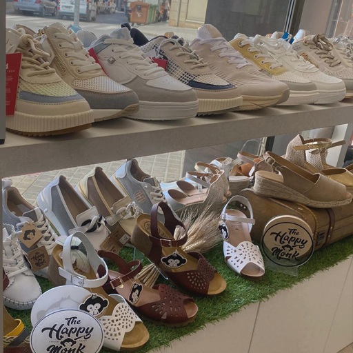 El interior de la tienda de Roselén mostrando calzado (2)